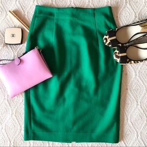 🍁Vibrant green Zara pencil skirt with gold zipper🍂